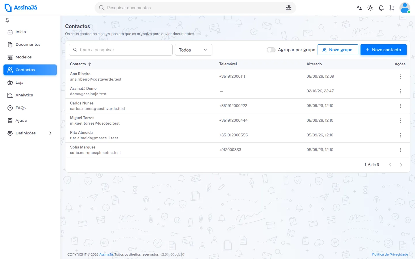 A lista de Contactos, com a pesquisa, o campo Todos, Agrupar por grupo, Novo
grupo e Novo contacto, e uma linha por contacto com o menu ⋮.