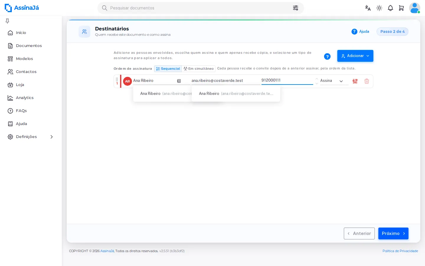 O passo dos destinatários: o seletor Ordem de assinatura por cima, e uma linha
por pessoa com nome, email, telefone, actividade e o botão de
personalizar.