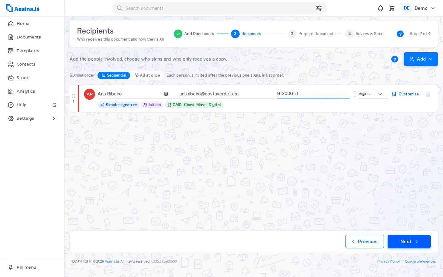 Der Schritt Empfänger: oben die Auswahl Reihenfolge der Unterschriften und eine
Zeile pro Person mit Name, E-Mail-Adresse, Telefon, Aktion und der Schaltfläche zum
Anpassen.